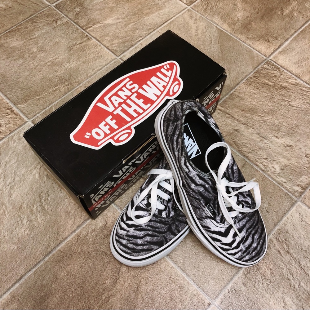 ‼️SALE‼️Vans Authentic Black/True White Tiger: NWT